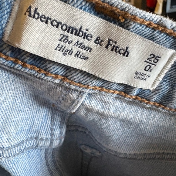Abercrombie & Fitch The Mom High Rise 25 / 0 Short Light Wash Distressed - Picture 4 of 5